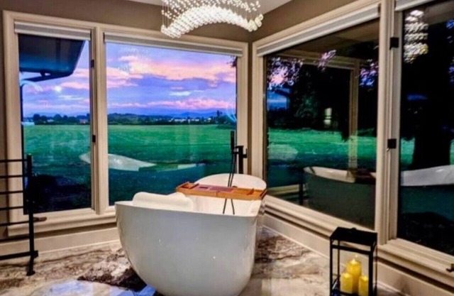 The River Place. Hot tub. Riverfront Mountain View