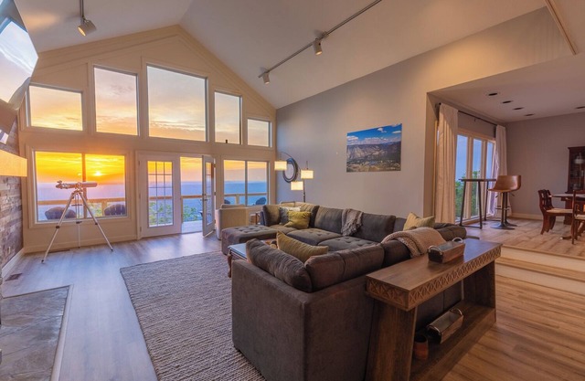 The Rock House - Incredible views, dreamy, and spacious with 3 lofts and library