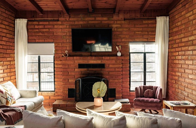 The Rosewood Adobe - Private, Spacious Retreat with Pool
