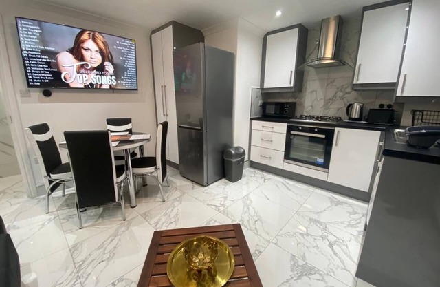 THE ROYAL BOUTIQUE OXFORD LODGE by LONDON HEATHROW SLEEP 6