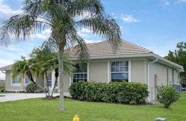 The Royal Palm Golf Community 4 BR 3BA Pool home.nn