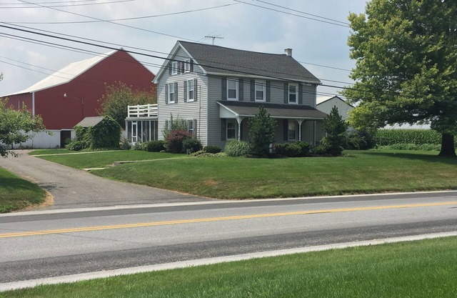 The Rustic Old Farmhouse Peaceful home in Amish country,10 min from tourist area