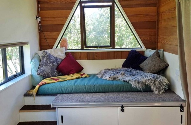 The Santuary, spacious Tiny home nestled in the mountains