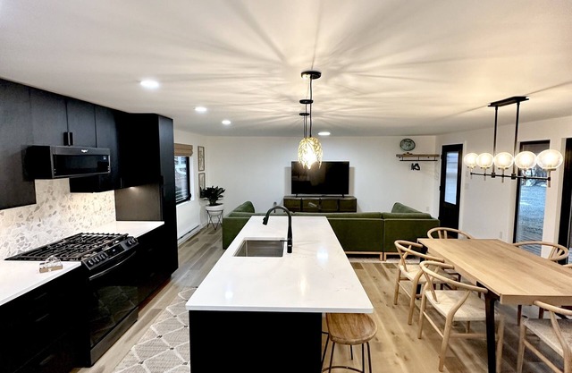 The Sapling - hot tub, outdoor fireplace & grill close to airport, shopping