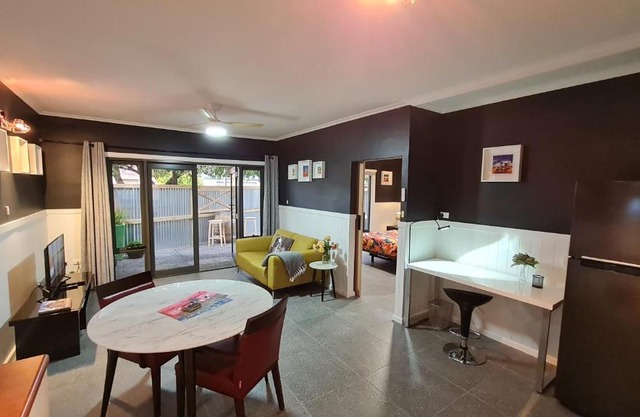 The Settler - Stylish One Bedroom Living