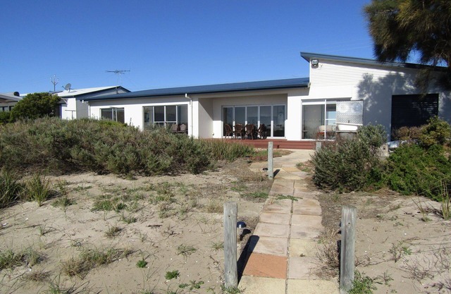 The Shack ~ Absolute Beach Front, Not your average Shack! Off Peak Special!