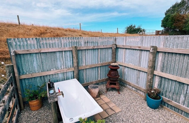 The Shepherd's Rest with alpaca, sheep & outdoor bath. Close to Oamaru.