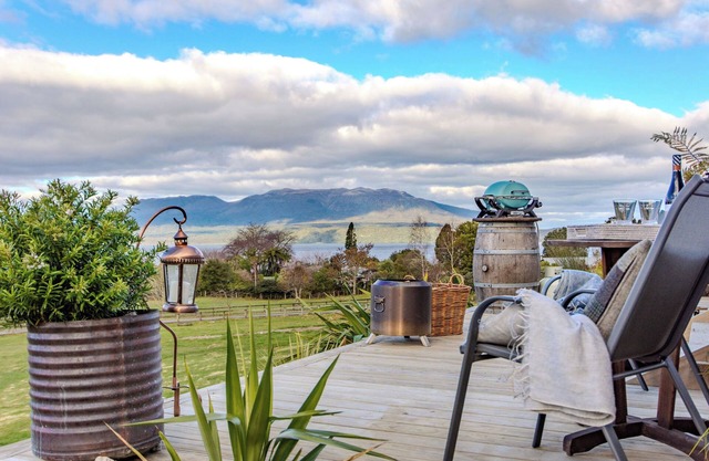 The Shepherds Legacy hut with lake and mountain views/pet friendly