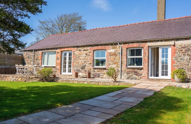 THE SHIPPONS, pet friendly, character holiday cottage in Abersoch