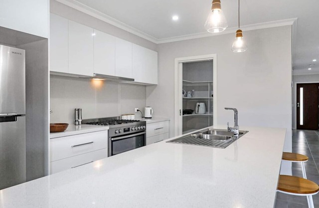 The Shore- Modern family getaway, aircon, beaches