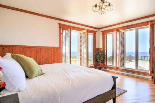 The Simeon - Upscale Bay Views by Doorbed