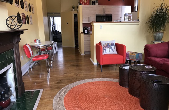 The Slanted House - Charming and Cozy!