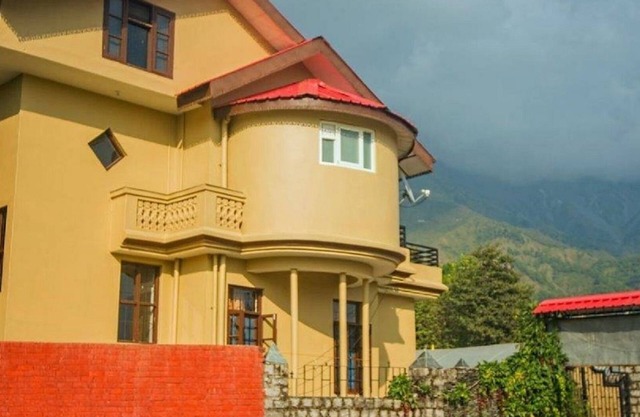The Sojourn - Gulmohar 3 bedroom villa for 10 pax ~ Mountain Views ~ Gardens