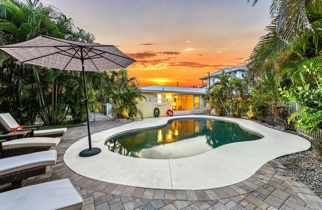 The Solaster | Pet Friendly Home on Siesta Key w/2 Heated Pools, Walk to Beach & South Village!