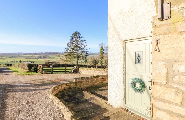 THE STABLE, SEDBURY PARK FARM, romantic in Gilling West