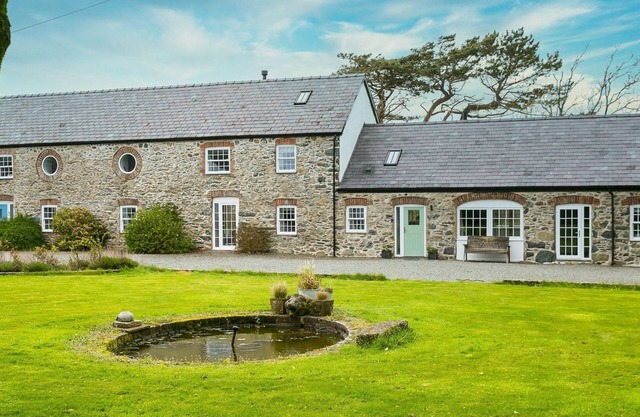 The Stables - with hot tub sleeps 8 guests in 3 bedrooms