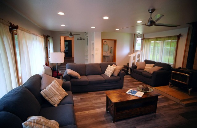 The Ten Mile House – Walk to Beach + Boat Parking