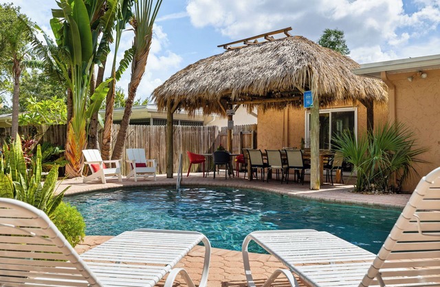 The Tiki House! Heated Pool, Close to the Beach! 20% Off Fall Special