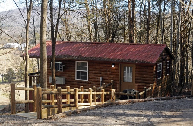 "The ToolShed" a Pet Friendly Cabin near Fall Creek Falls!, The Toolshed Hillside Cabin With a View .