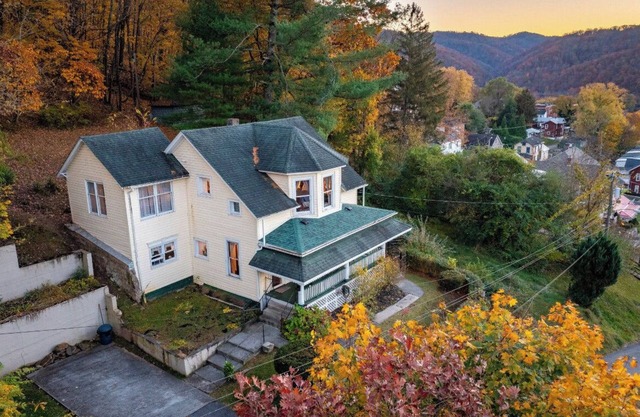 The Top of the Town - Large comfortable dog friendly home. Fish, Hike, Float!