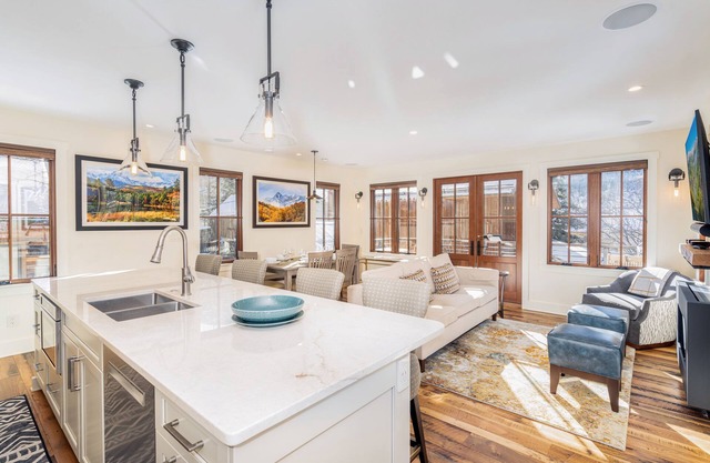 THE TREEHOUSE - Unique Townhome In The Center of Town, Epic Views, Amenities