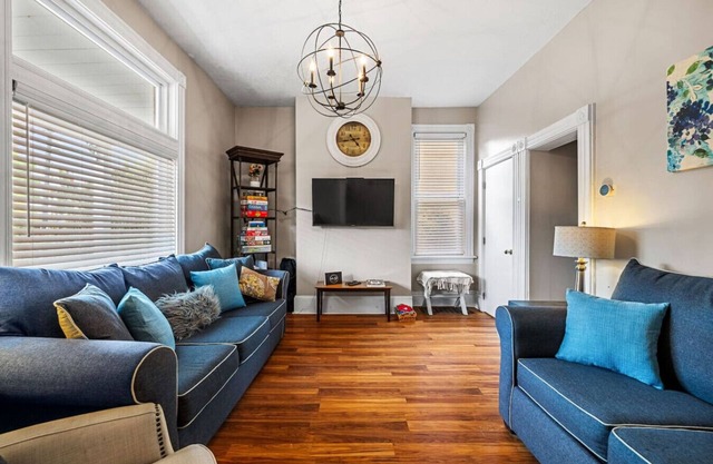 The Ultimate Fan`s Retreat: 5BR near all the Action