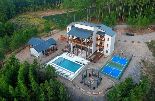 The Unicorn – 8BR Luxury Cabin w/Pool (Free Heat in Oct) & Pickleball!