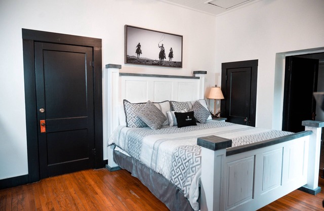 The Vaquero Motel Farmhouse Suite with the best location in town