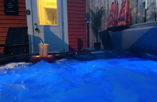 The Vaulted Tiny house w/Hot Tub-A Luxury Stay in Cupids NL