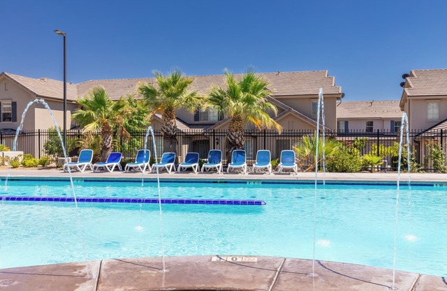 The Vintage- Poolside 3 bed 2.5 bath
