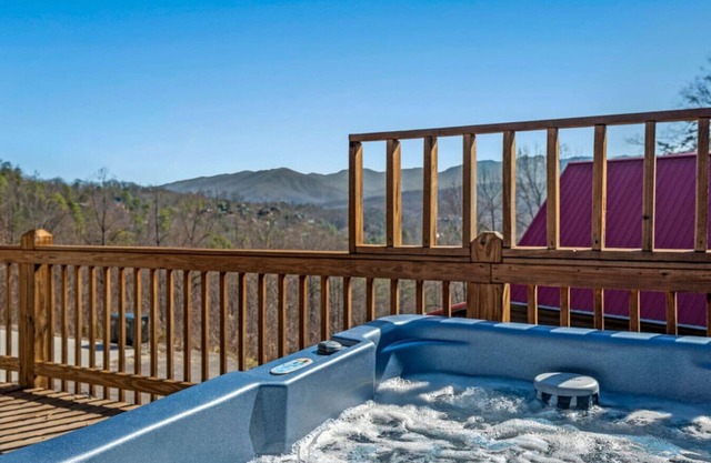 The Wandering Bear: 5 Mins to Gatlinburg! Cozy 2BR w/Hot Tub + MTN Views!