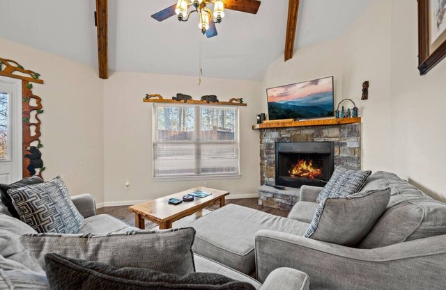 The Wandering Bear Cub: Cozy 2BR! 5 Mins to Gatlinburg* Hot Tub + Fireplace