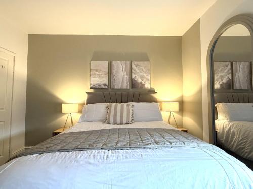 The Whitchurch Apartment- The Painted Rooms