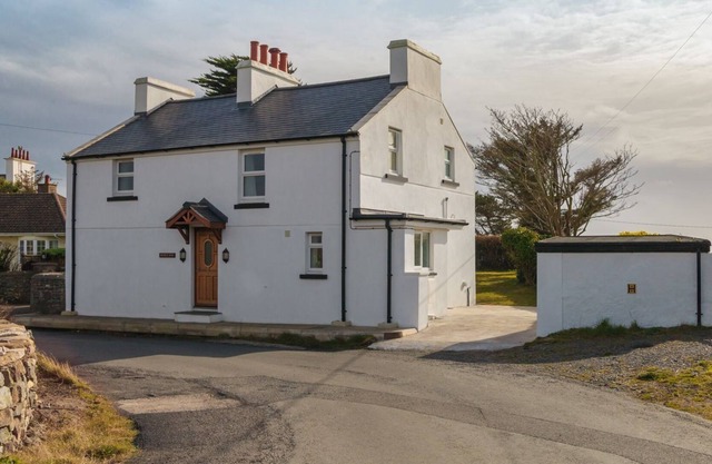 The White House - sleeps 5 guests in 3 bedrooms