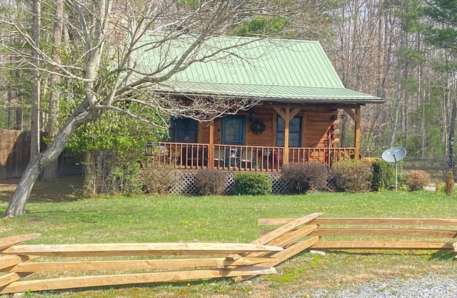 The Whitetail a cozy cabin at Pipestem Place