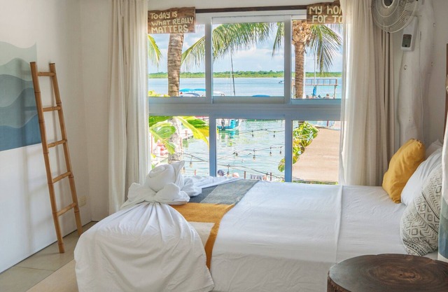 The Yak Lake House Hostal Bacalar