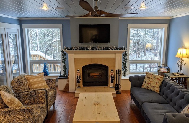 The Yellow Cottage - Modern Rustic, SW Exposure, 315' Shore, Scandinavian Sauna!