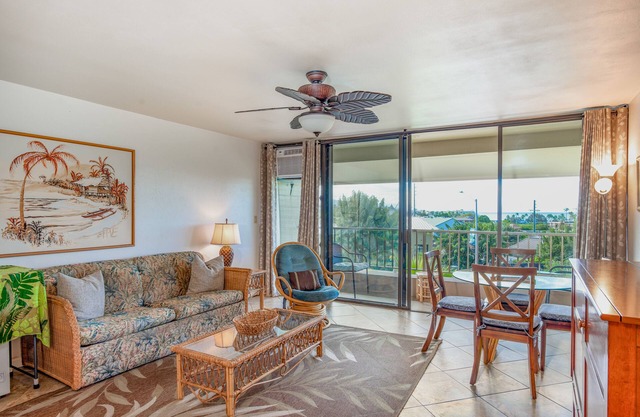 Third-floor condo in town with ocean view, lanai & pool - walk everywhere