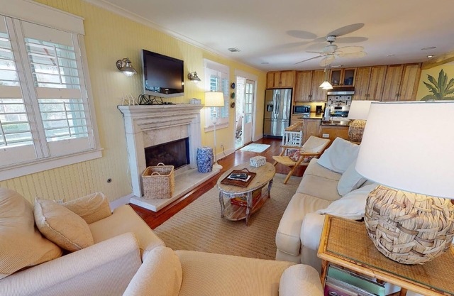 Thirst N' Howl | Private Pool, Rooftop Deck, Walk to Beach!