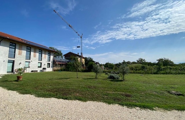 this 3-bedroom apartment features a fully equipped kitchen