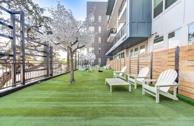 This apartment is a 0 bedroom(s), 1 bathrooms, located in Houston, TX.