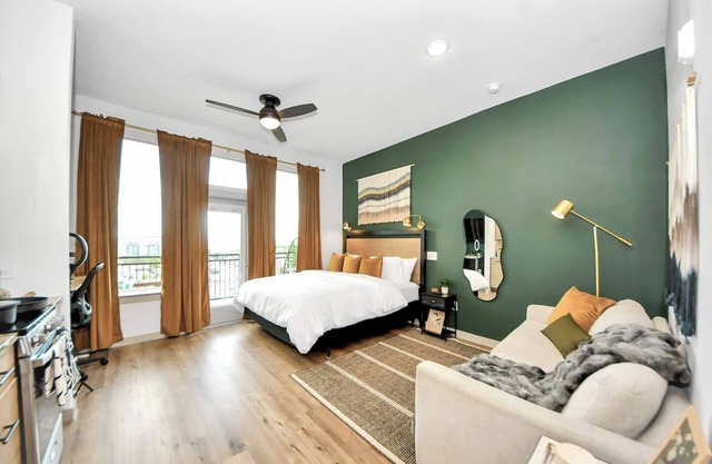 This apartment is a 0 bedroom(s), 1 bathrooms, located in Houston, TX.
