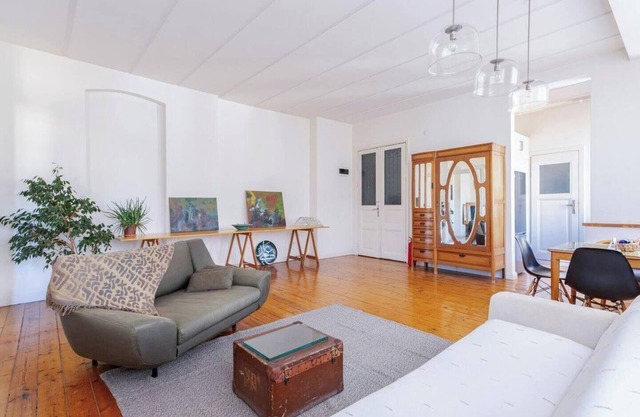 This apartment is a 1 bedroom(s), 1 bathrooms, located in Beyoğlu, İstanbul.