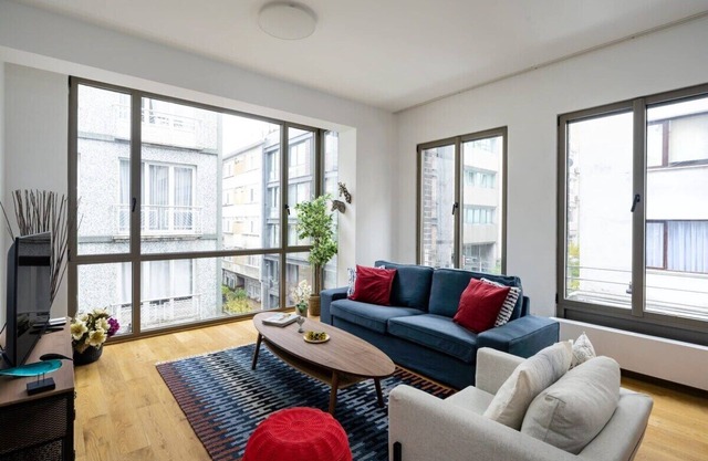 This apartment is a 2 bedroom(s), 1 bathrooms, located in Şişli, İstanbul.