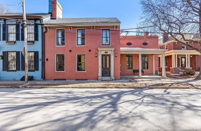 This apartment is a 3 bedroom(s), 1 bathrooms, located in Lexington, KY.