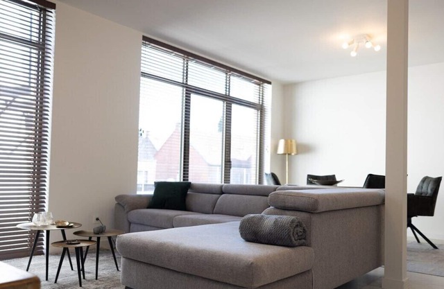 This apartment is a 1 bedroom(s), 1 bathrooms, located in Sint-Niklaas, Vlaams Gewest.
