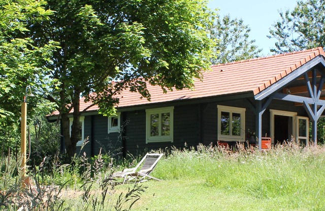 This chalet with swimming pool is located in the north of the Dordogne in a quie