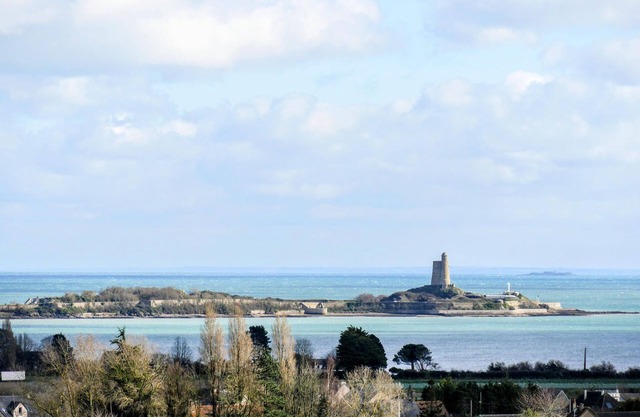 This charming farmhouse welcomes you in Teurthéville-Bocage in the heart of Normandy.