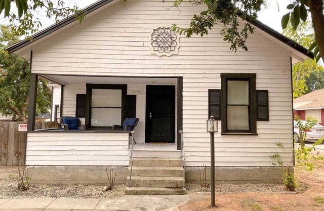 This cottage is a 2 bedroom(s), 1 bathrooms, located in Armona, CA.