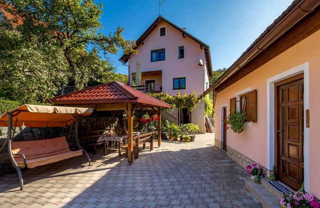 This cottage is located in the village Planina Skradska, on the way to the excursion destination Zel